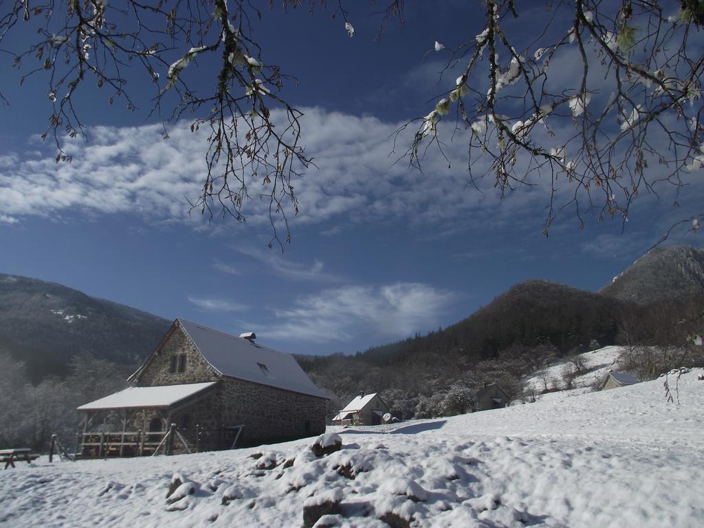 Les Chalets De La Foret D'Issaux Osse-en-Aspe Екстер'єр фото